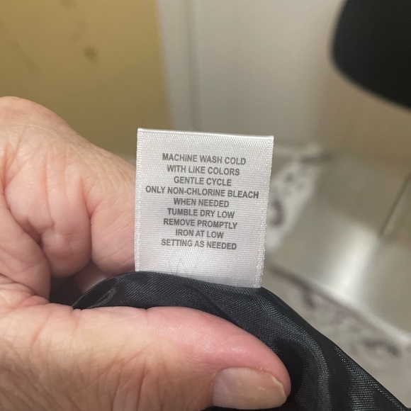 Dress Barn Black form fitting vest.  Quilted, front slit pockets, size small - Picture 6 of 8